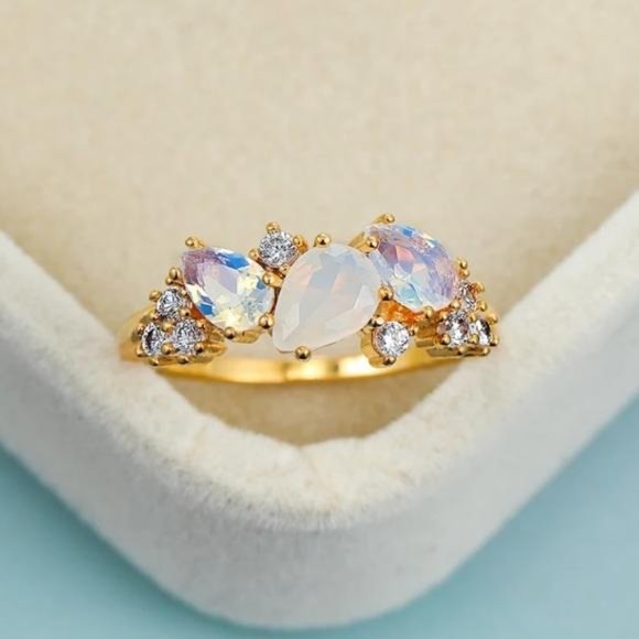 NEW 18K GOLD DIAMOND DAINTY RING - Picture 4 of 5